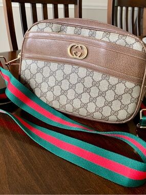 Gucci vintage authentic monogram shoulder Bag the perfect size